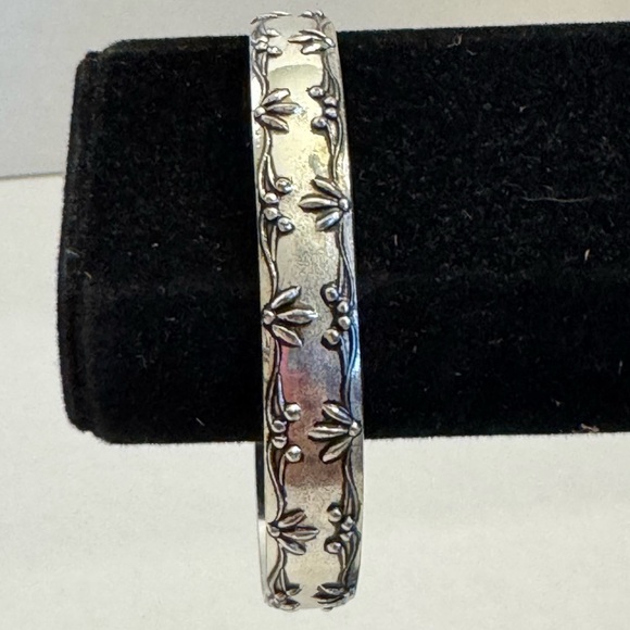 Signed Avon Textured Silver Tone Metal Cuff Bracelet Vintage - Picture 6 of 13